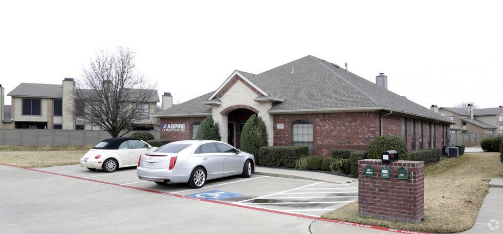 124 W Harwood Rd, Hurst, TX à louer - Photo du bâtiment - Image 2 de 12