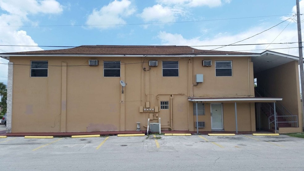 1921 Avenue D, Fort Pierce, FL for sale - Building Photo - Image 2 of 24