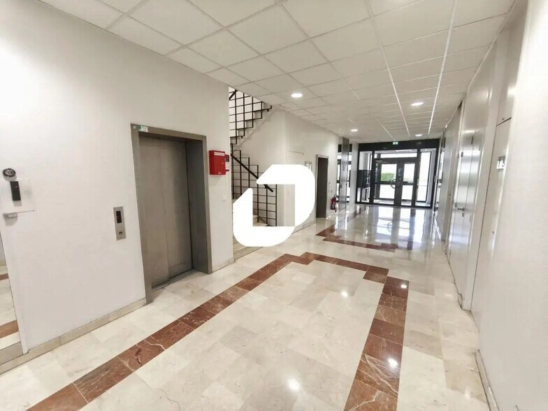 Bureau dans Rosny-sous-Bois à vendre - Hall d’entrée - Image 2 de 6