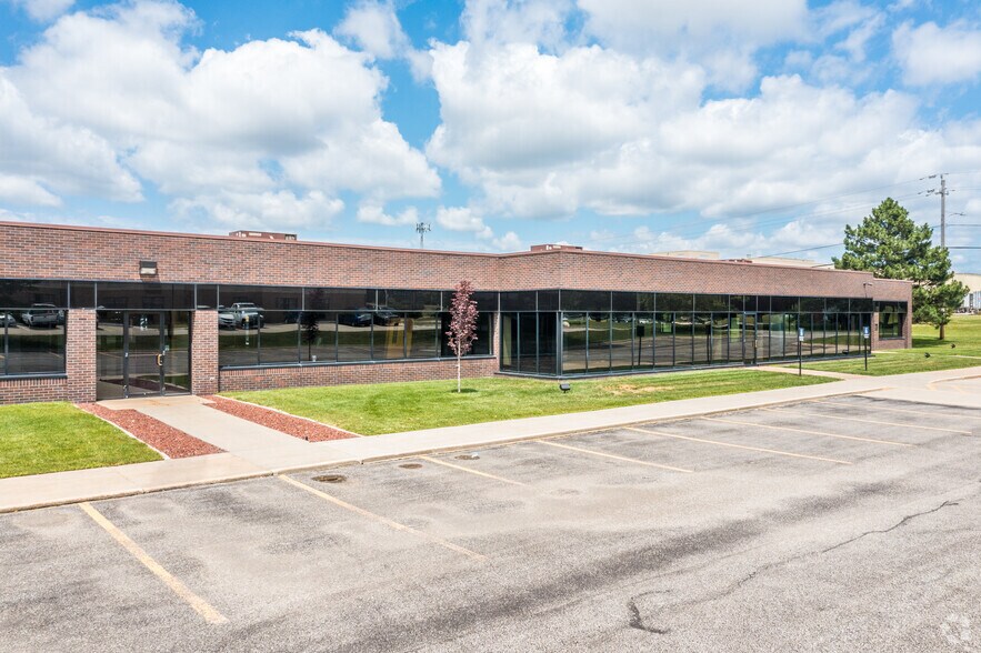 4000-4100 114th St, Urbandale, IA à louer - Photo du bâtiment - Image 3 de 5