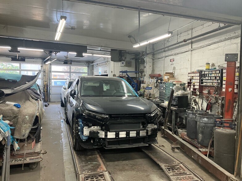 131-09 14th Ave, College Point, NY à vendre - Photo du bâtiment - Image 3 de 4