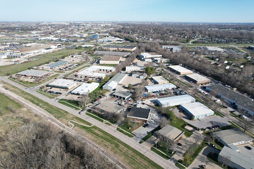 Swanson Business Park portefeuille de 5 propriétés à vendre sur LoopNet.ca - Photo du bâtiment - Image 2 de 15
