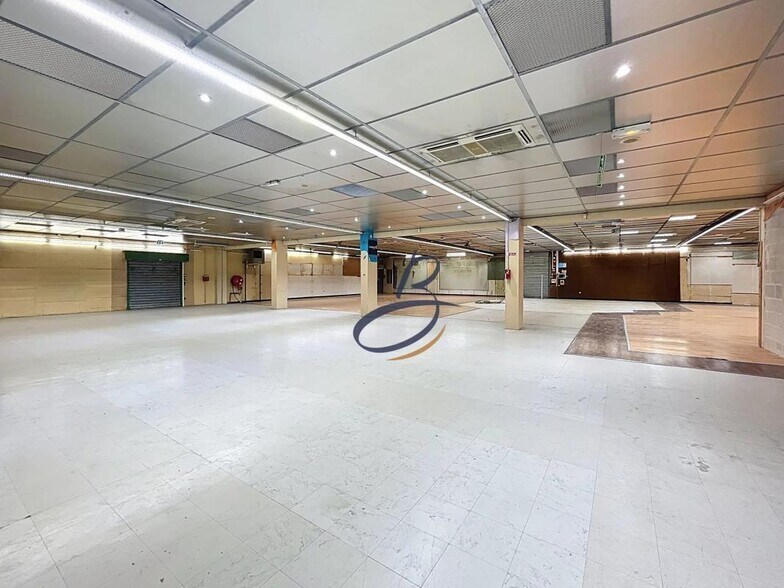 Retail in Ruy-Montceau for lease - Building Photo - Image 2 of 12