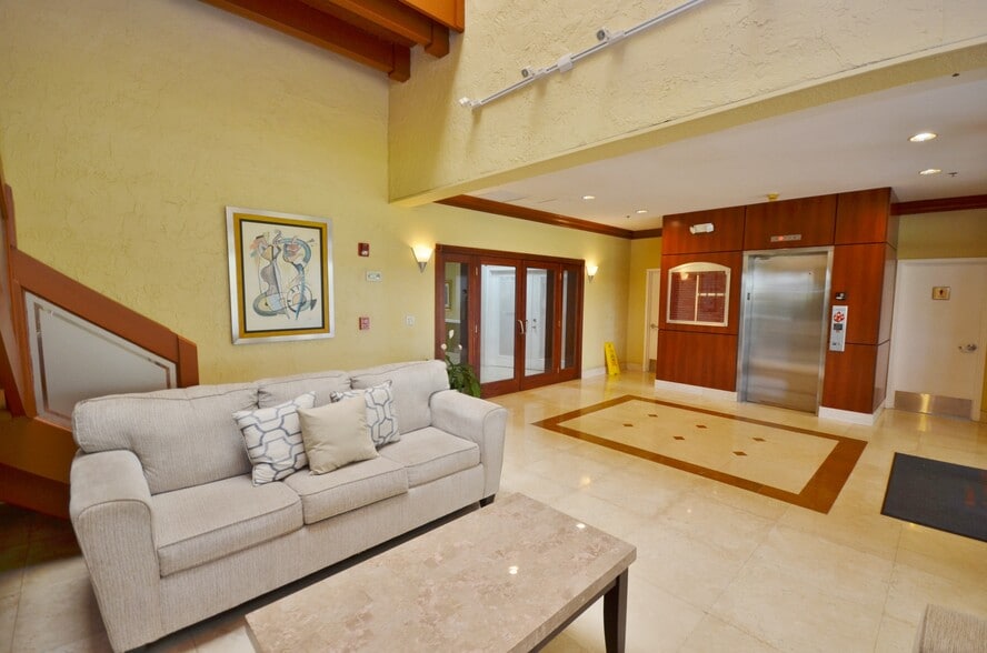 14100 Palmetto Frontage Rd, Miami Lakes, FL for sale - Lobby - Image 3 of 28