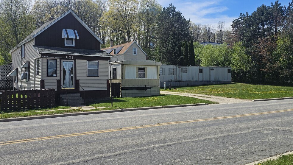 831 N Silverbrook Dr, West Bend, WI à vendre - Photo du bâtiment - Image 2 de 2