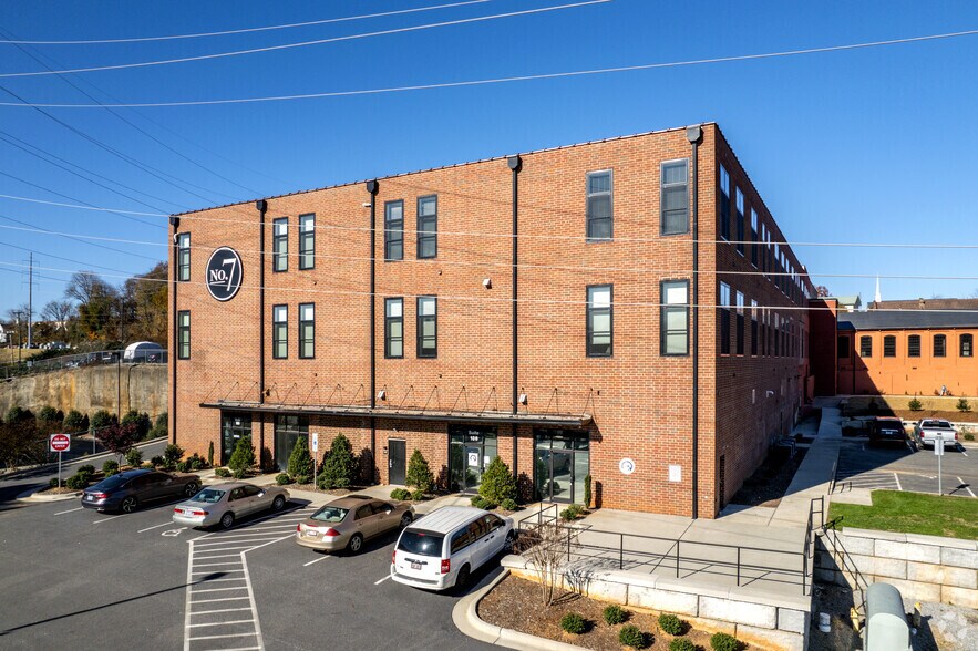 109 E Fleming Dr, Morganton, NC à louer - Photo du bâtiment - Image 3 de 11