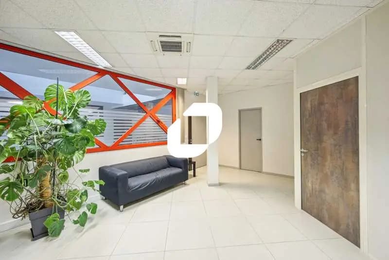 2 Rue De La Haie Aux Vaches, Les Essarts-le-Roi for sale - Interior Photo - Image 2 of 10