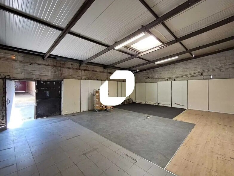 Flex in Nanterre for lease - Interior Photo - Image 1 of 4