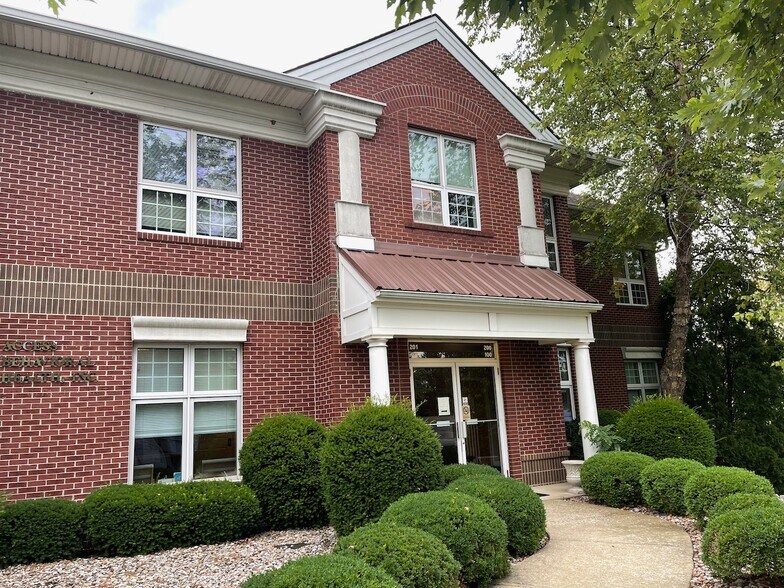3801 Springhurst Blvd, Louisville, KY à louer - Photo du bâtiment - Image 1 de 3