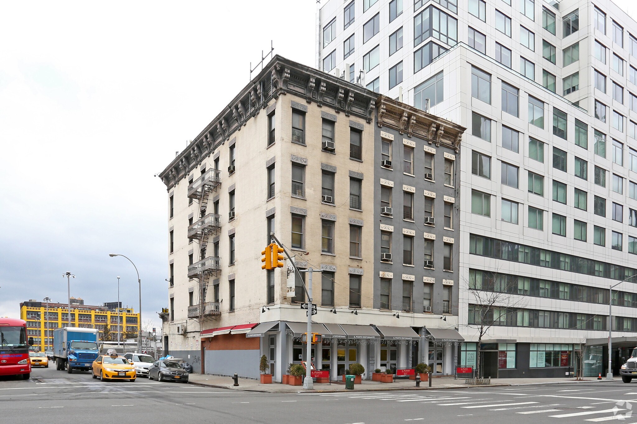 Hudson Yards Corner Assemblage portfolio of 3 properties for sale on LoopNet.ca Primary Photo- Image 1 of 2