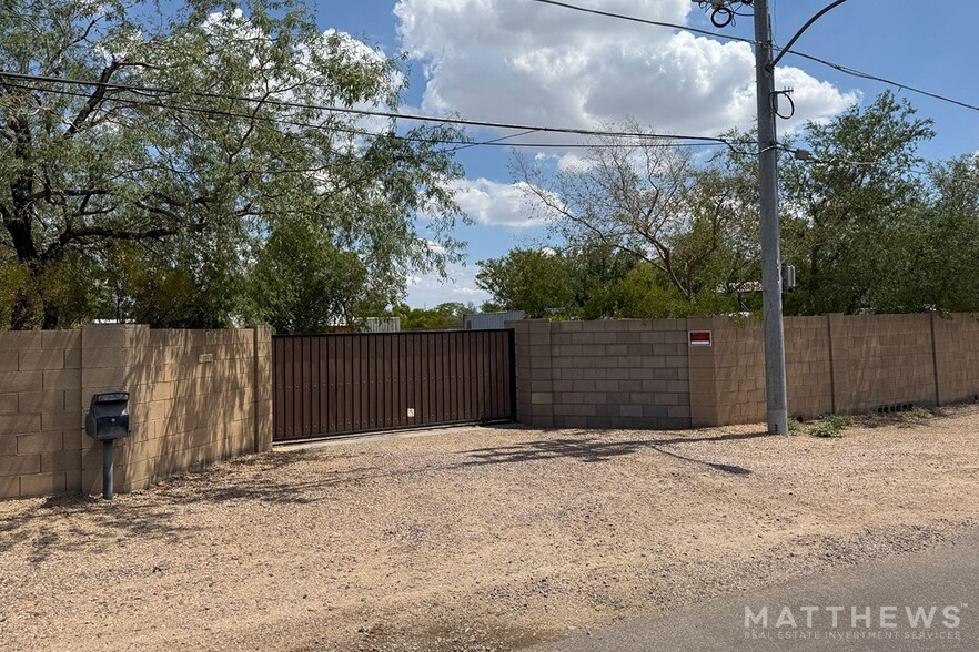 20205 N Cave Creek Rd, Phoenix, AZ à louer - Photo du bâtiment - Image 2 de 3