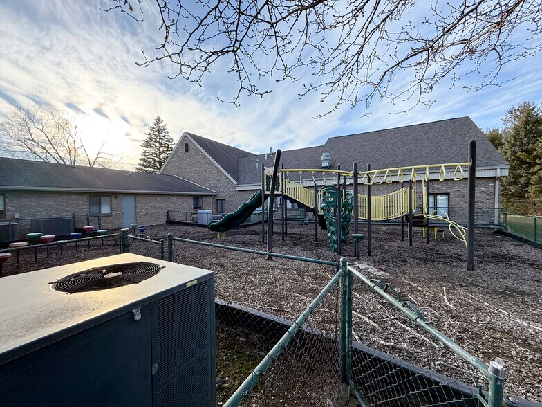 11965 Allisonville Rd, Fishers, IN à vendre - Photo du bâtiment - Image 3 de 17