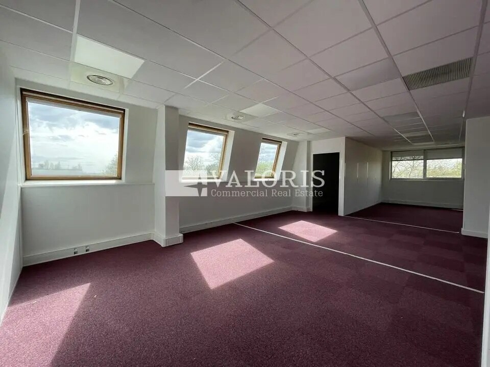 Office in Bron for lease Interior Photo- Image 1 of 7