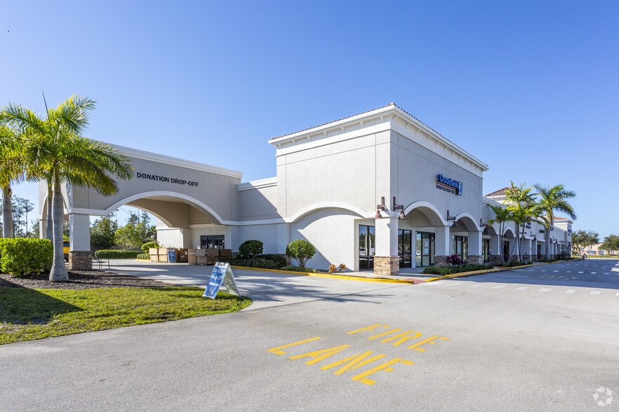 SEC Colonial Blvd & Treeline Ave, Fort Myers, FL à louer - Photo du b timent - Image 3 de 11