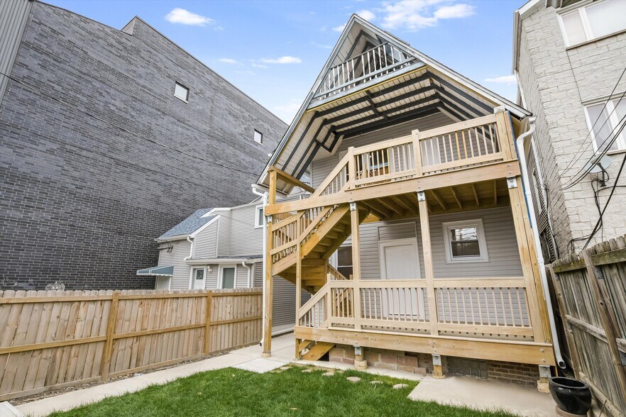 2617 W Fullerton Ave, Chicago, IL à louer - Photo du bâtiment - Image 2 de 30