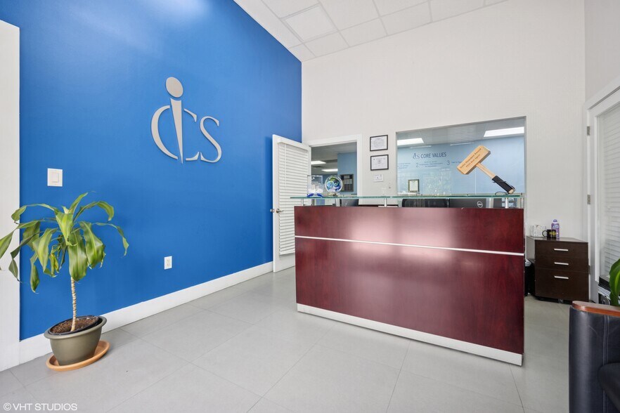 10405 NW 37th Ter, Doral, FL à louer - Photo du bâtiment - Image 3 de 18