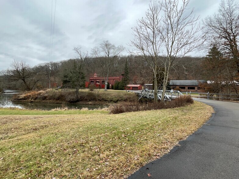 102-103 Hicks Road Rd, Renfrew, PA à vendre - Photo du bâtiment - Image 2 de 16