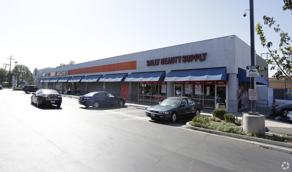 16500-16530 Sherman Way, Van Nuys, CA for lease - Primary Photo - Image 1 of 6