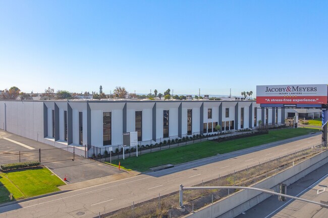 Plus de détails pour 1300 W Artesia Blvd, Compton, CA - Industriel à louer