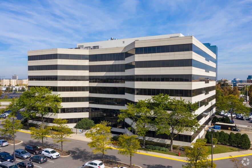 1375 E Woodfield Rd, Schaumburg, IL à louer - Photo du bâtiment - Image 1 de 9