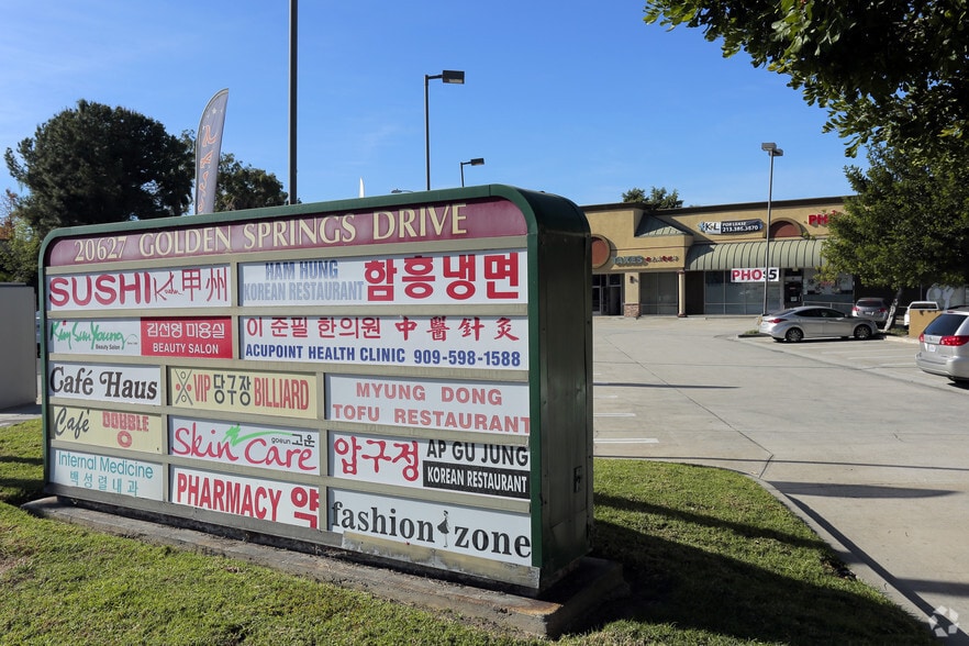 20627 Golden Springs Dr, Walnut, CA à louer - Photo du bâtiment - Image 3 de 6