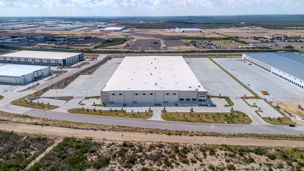 102 Man United St, Laredo, TX à louer - Photo du bâtiment - Image 2 de 5