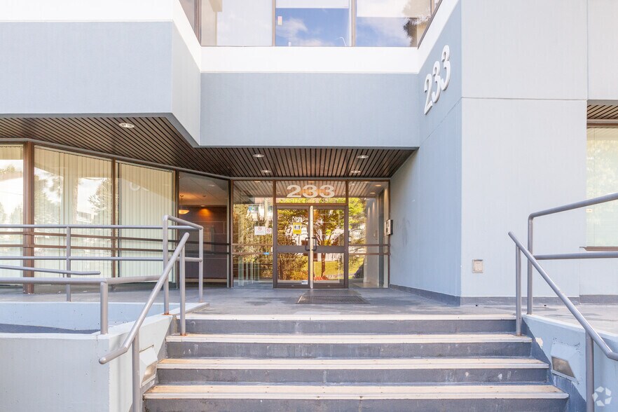 233 W 1st St, North Vancouver, BC à louer - Photo du bâtiment - Image 2 de 4