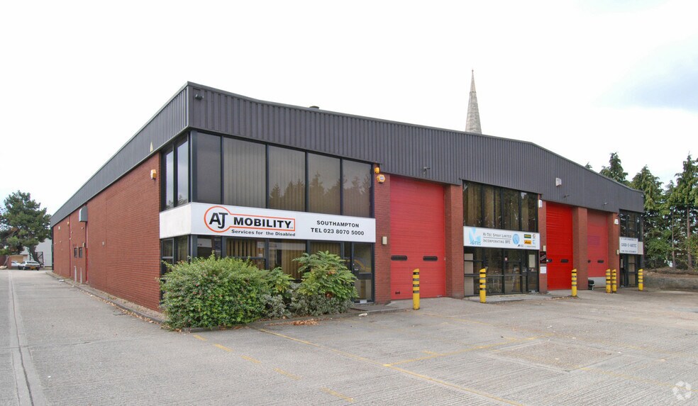 Millbrook Rd W, Southampton à louer - Photo du bâtiment - Image 2 de 3