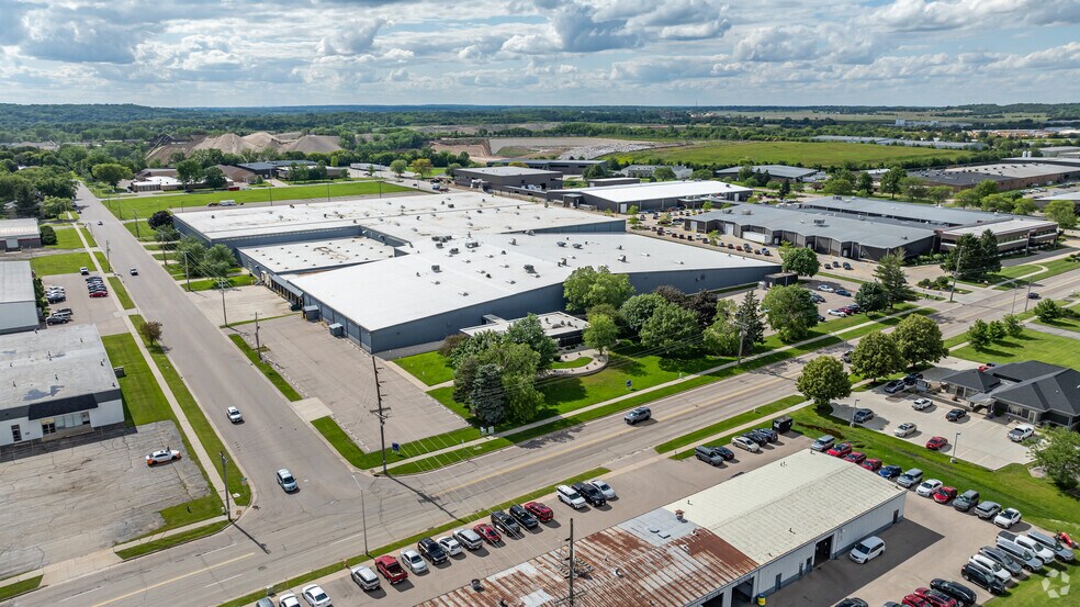 2101 Kennedy Rd, Janesville, WI à louer - Photo du bâtiment - Image 3 de 17