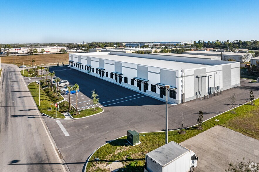 17081 Cam Ct, Fort Myers, FL à louer - Photo du bâtiment - Image 1 de 2