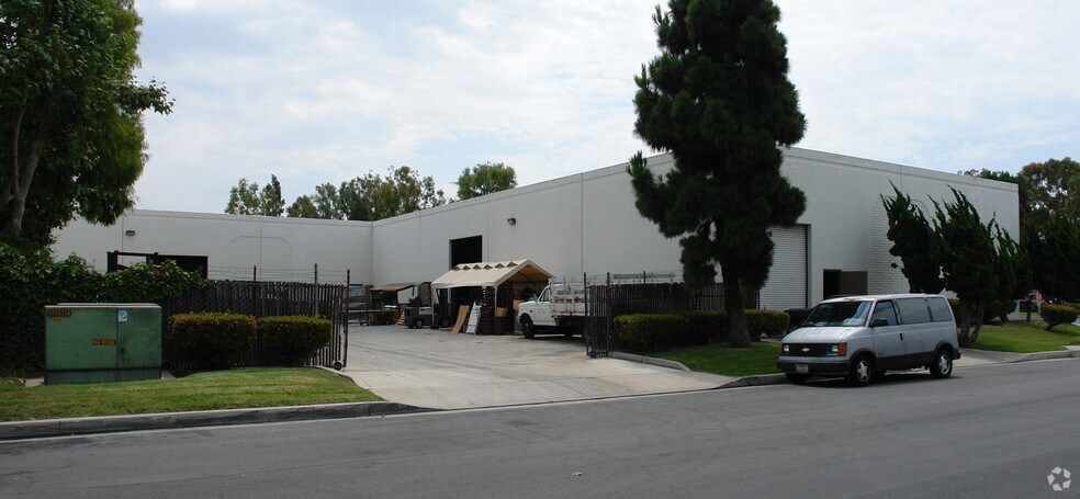 5781-5791 Machine Dr, Huntington Beach, CA for lease - Building Photo - Image 3 of 4