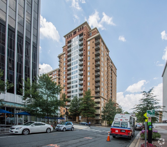 1800 N Oak St, Arlington, VA for lease - Primary Photo - Image 1 of 91