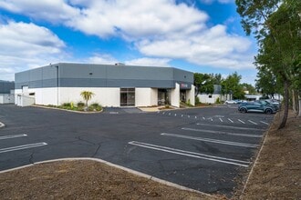 500 S Andreasen Dr, Escondido, CA à louer Photo du bâtiment- Image 2 de 8