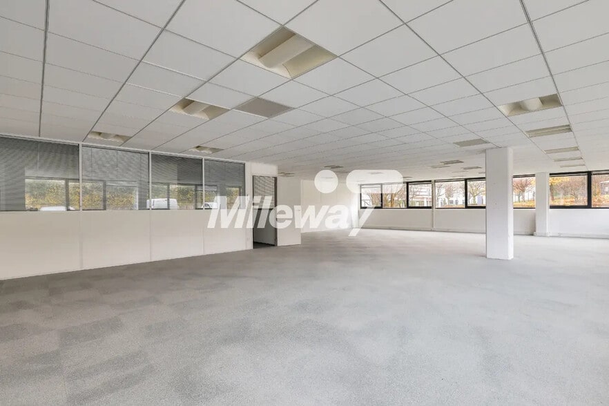 21 Rue Du Petit Albi, Osny for lease - Building Photo - Image 2 of 11