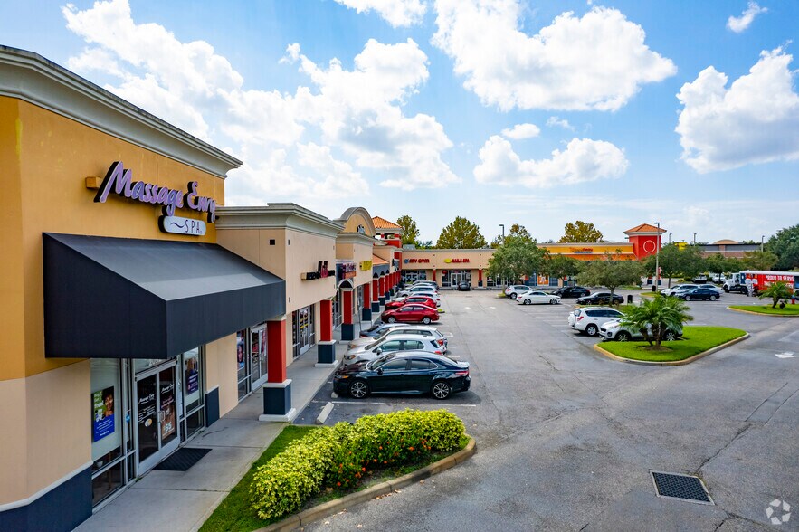 2050-2092 Badlands Dr, Brandon, FL à louer - Photo du bâtiment - Image 3 de 8