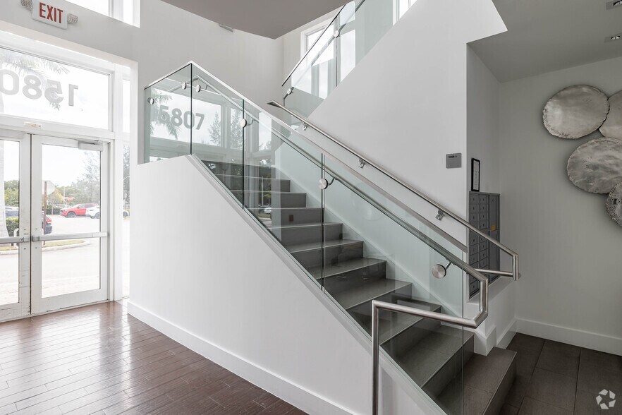 15801 Biscayne Blvd, North Miami Beach, FL à louer - Hall d’entrée - Image 3 de 12