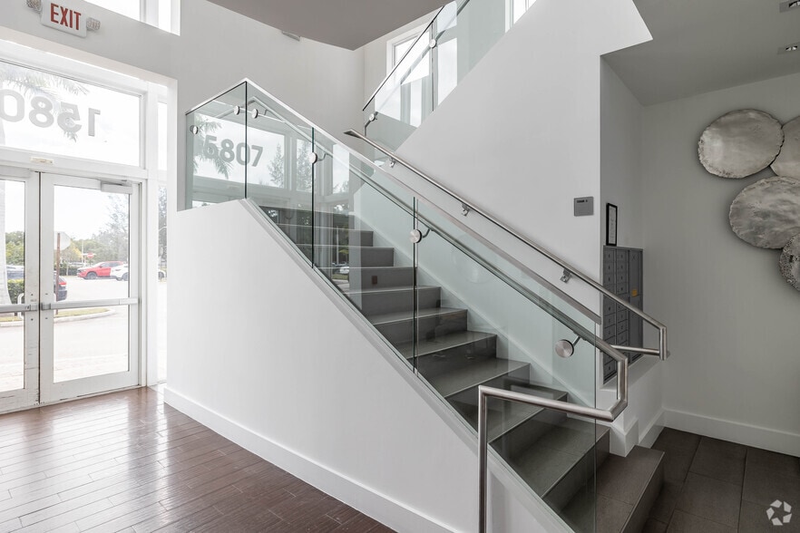 15801 Biscayne Blvd, North Miami Beach, FL for lease - Lobby - Image 3 of 12