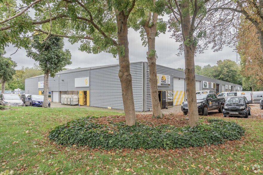 1-17 Kembrey Park, Swindon à louer - Photo du bâtiment - Image 3 de 6