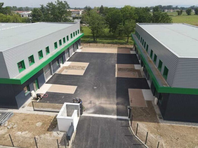 Flex in Tignieu-Jameyzieu for lease - Building Photo - Image 3 of 11