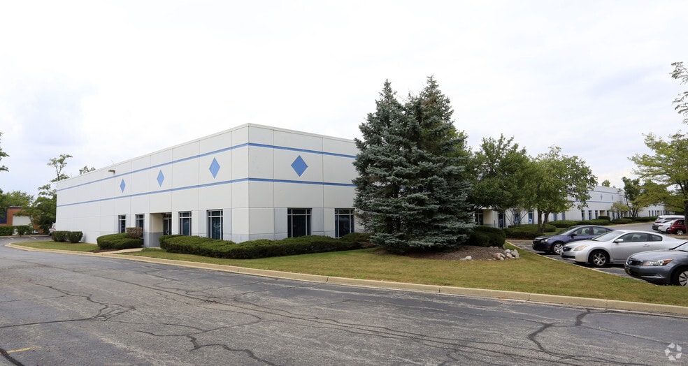 14-52 Congress Cir, Roselle, IL for sale - Building Photo - Image 2 of 6