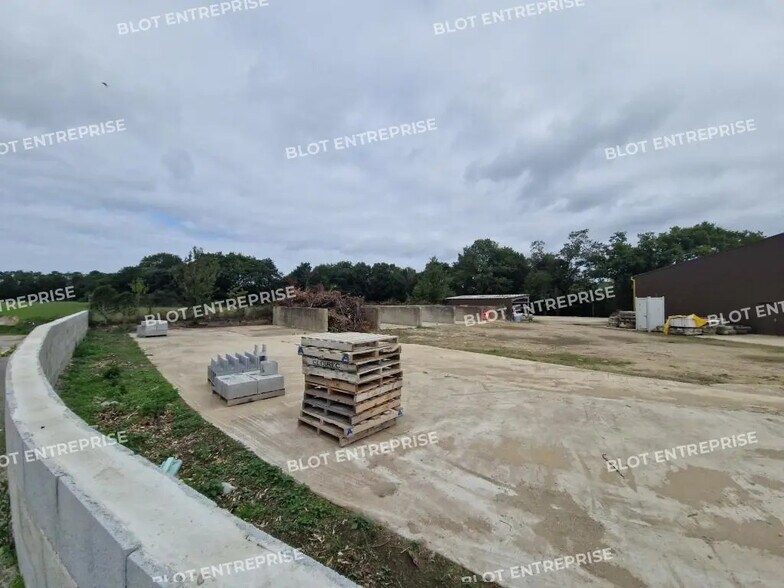 Office in Crach for lease - Building Photo - Image 2 of 5