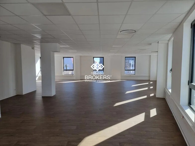 Office in Montpellier for lease - Building Photo - Image 2 of 11