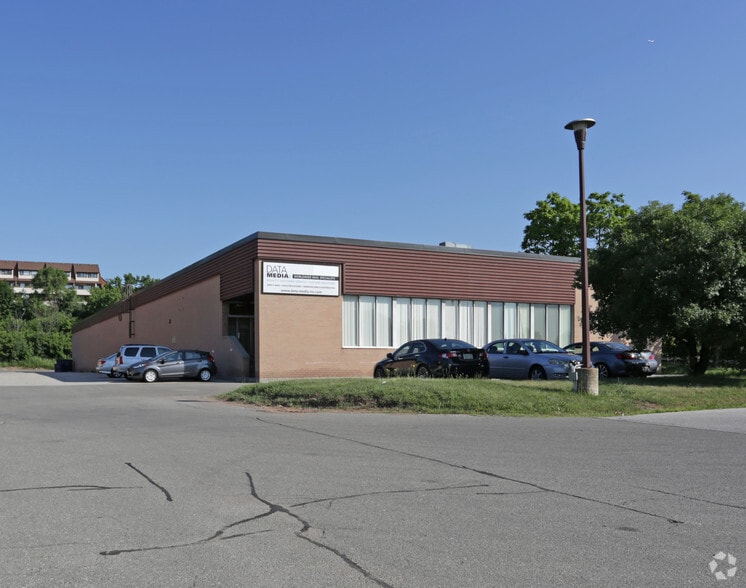 505 Iroquois Shore Rd, Oakville, ON for sale - Primary Photo - Image 1 of 1