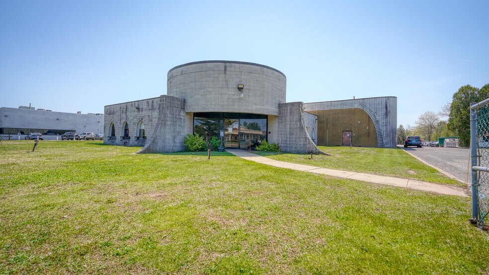 65 Commerce Dr, Hauppauge, NY à louer - Photo du bâtiment - Image 2 de 5