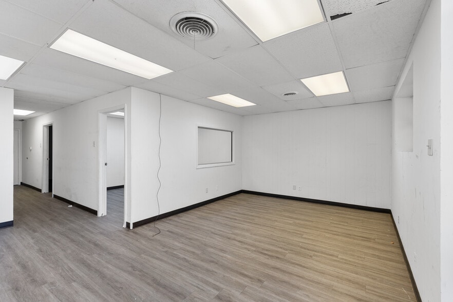 3313-3327 Garden Brook Dr, Farmers Branch, TX for lease - Interior Photo - Image 3 of 13