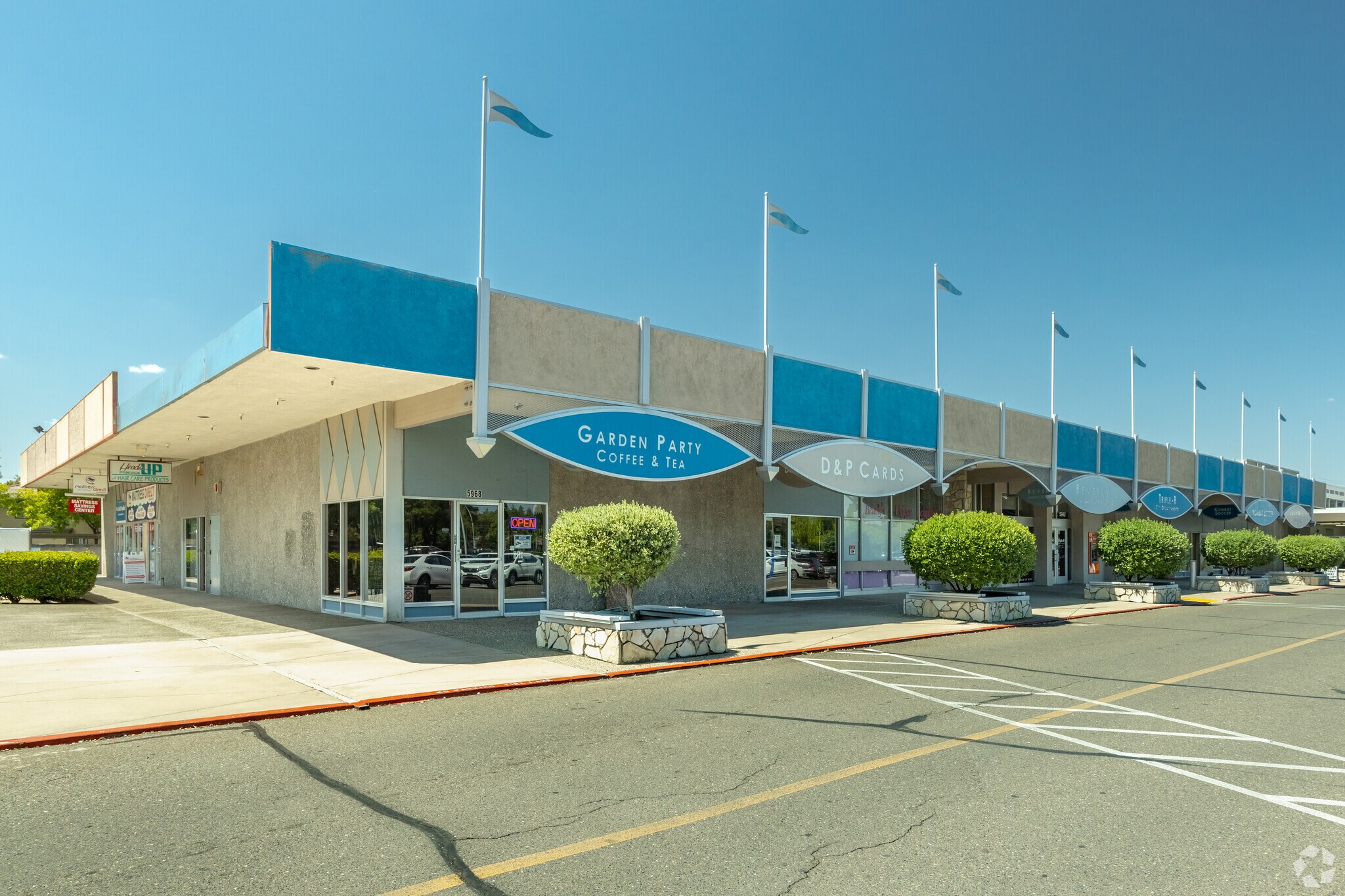 5892 S Land Park Dr, Sacramento, CA à louer Photo du bâtiment- Image 1 de 8
