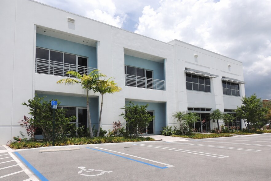 1500 NW 89th Ct, Doral, FL à vendre - Photo du bâtiment - Image 2 de 13