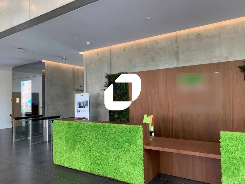 Office in Aubervilliers for lease - Building Photo - Image 2 of 13