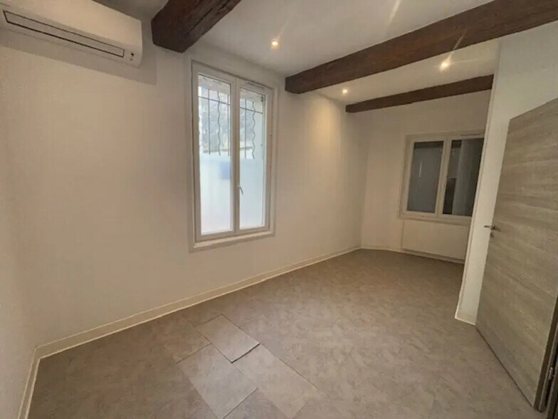 Bureau dans Garons à louer - Photo du bâtiment - Image 1 de 4