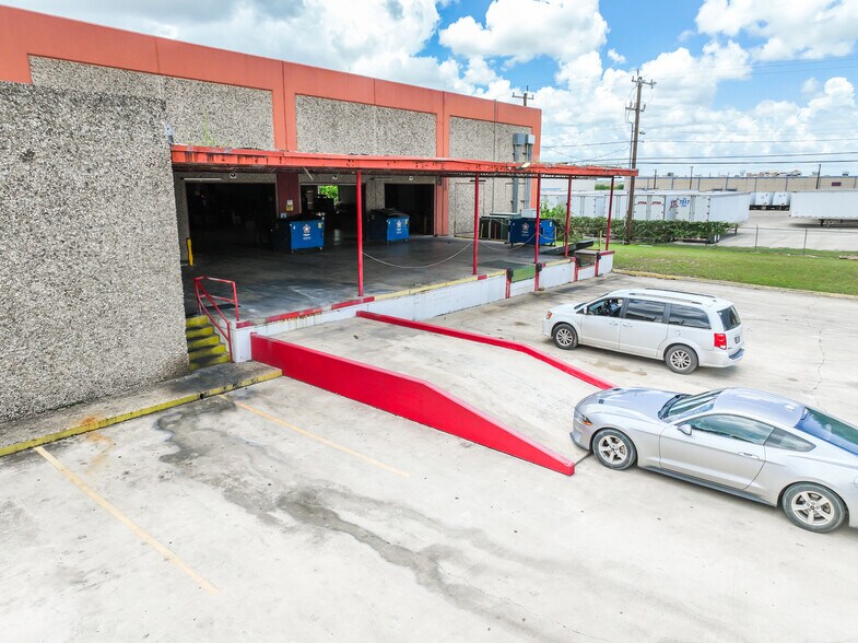 4267 Dividend Rd, San Antonio, TX à vendre - Photo du bâtiment - Image 2 de 14